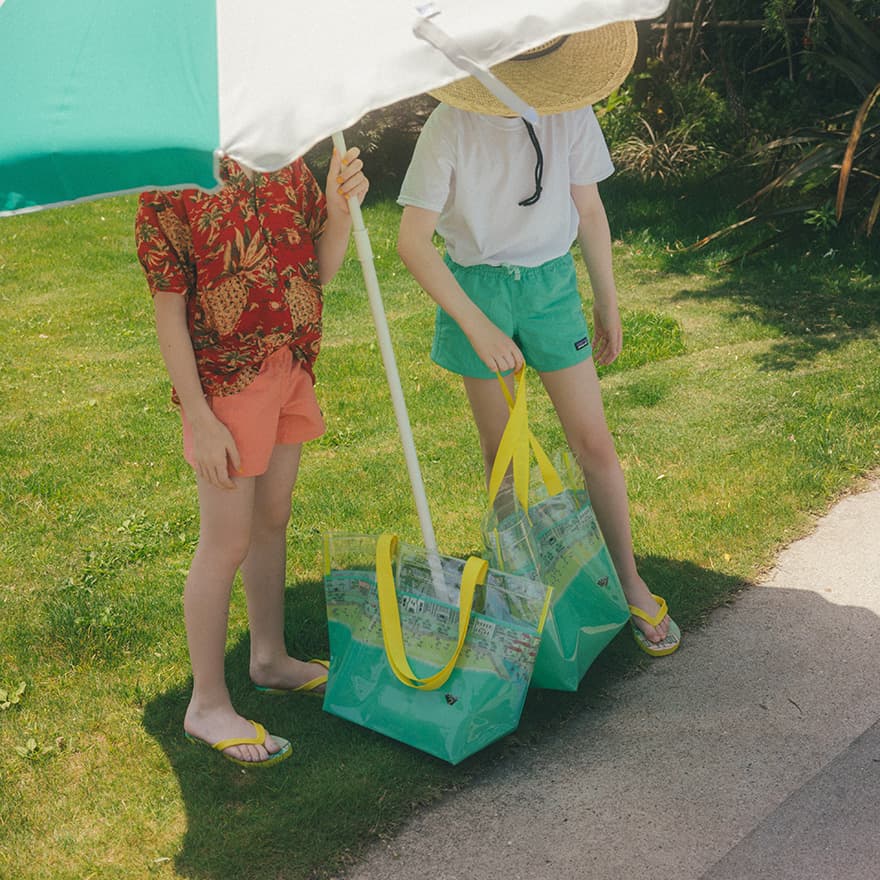 △サマーズのビーチサンダルとビーチバッグ。