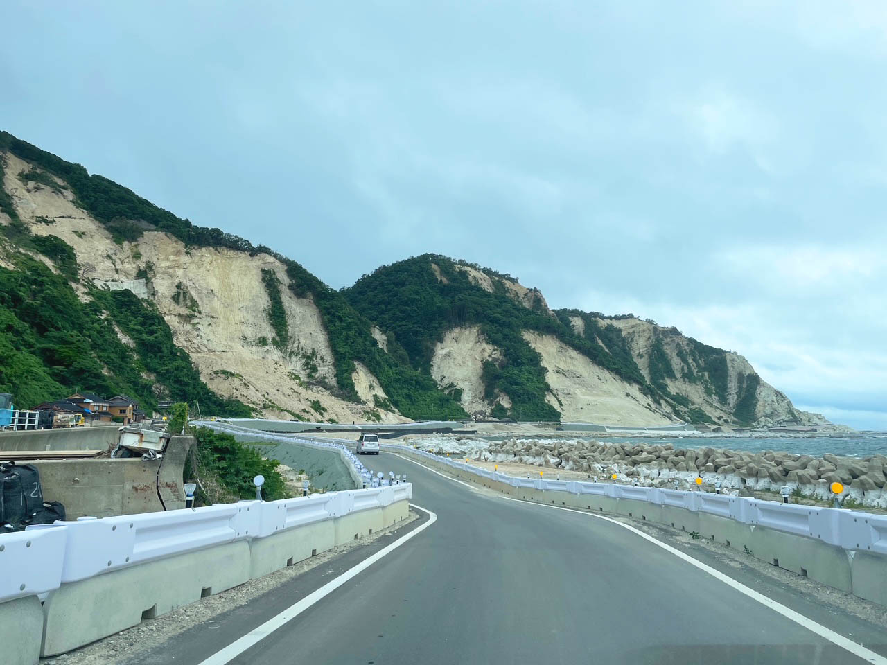 珠洲の大谷側（日本海側）の道路。
（写真提供／ひびのこづえ）