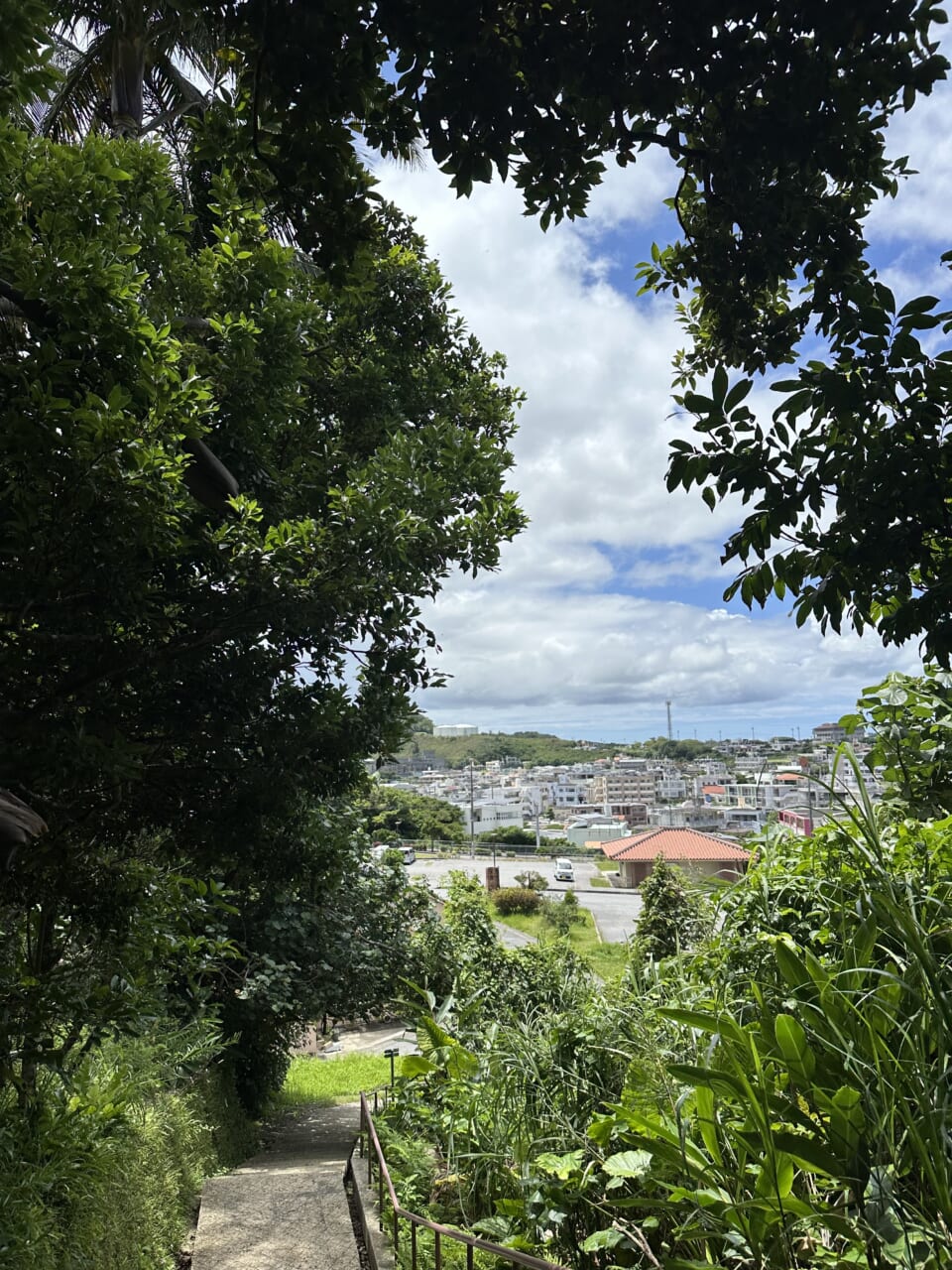 南風原文化センターちかく、「飯上げの道」から。　撮影：今日マチ子