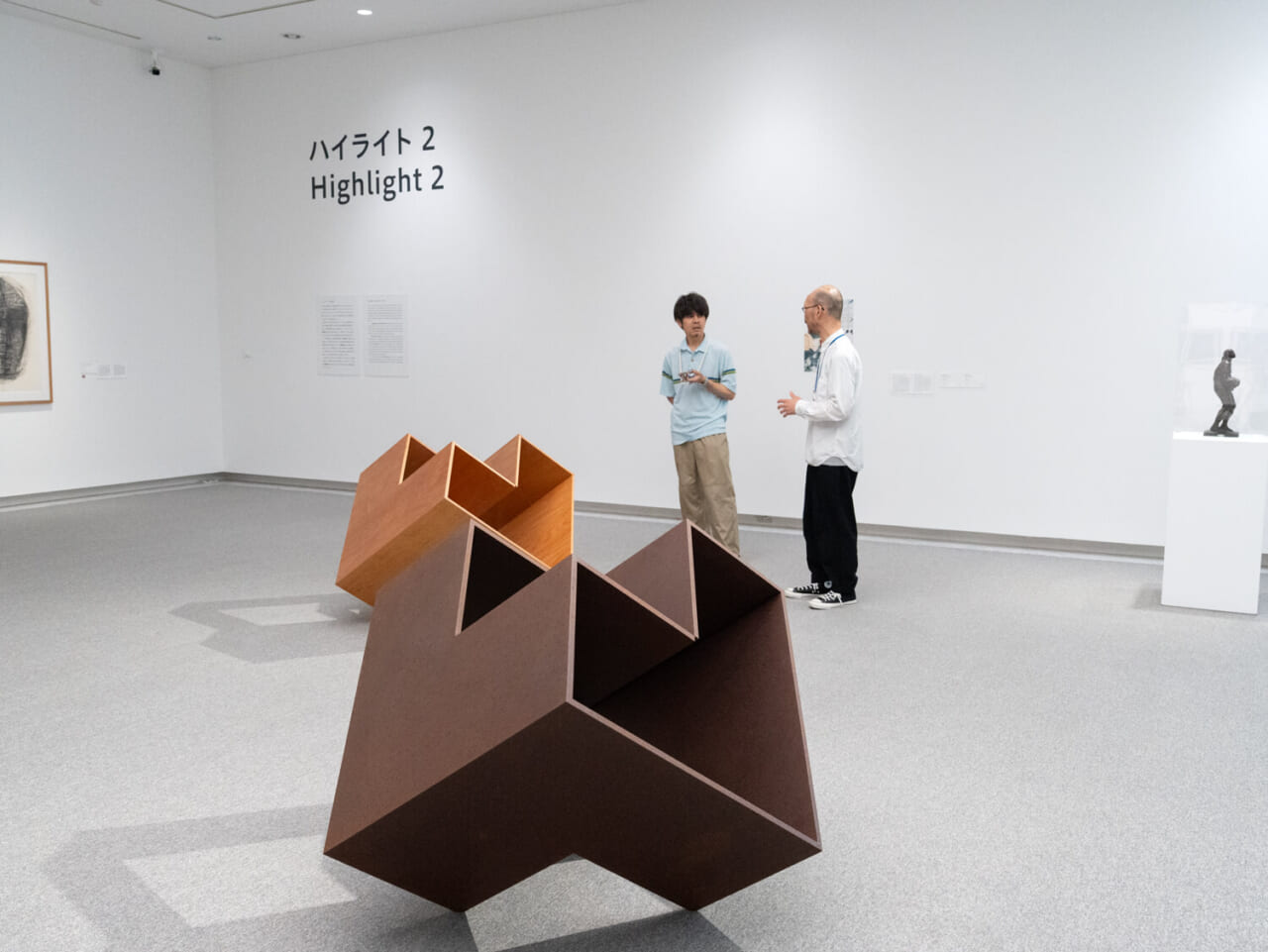 手前｜鈴木たかし《Cycle》1992　奥｜鈴木たかし《Cycle》1990　