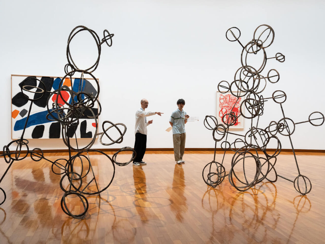 手前｜青木野枝《晴玉》2004