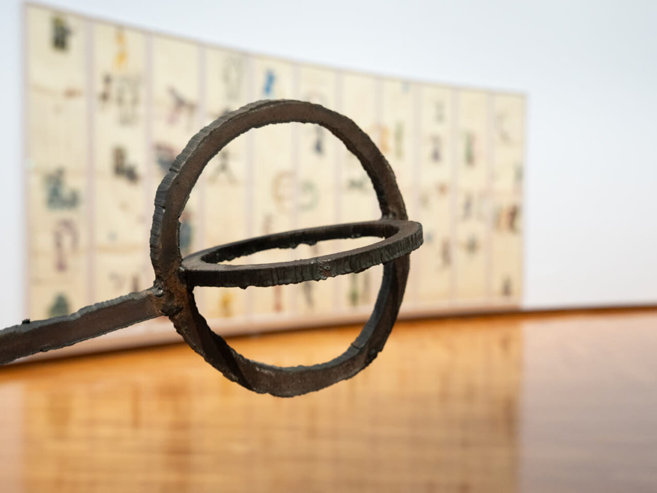 手前｜青木野枝《晴玉》2004