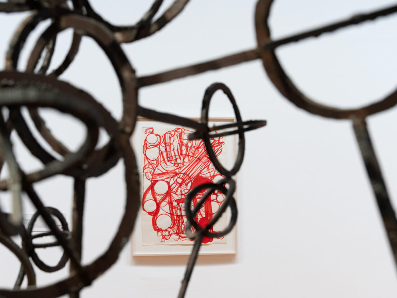 手前｜青木野枝《晴玉》2004
奥｜田中敦子《1985-7》1985