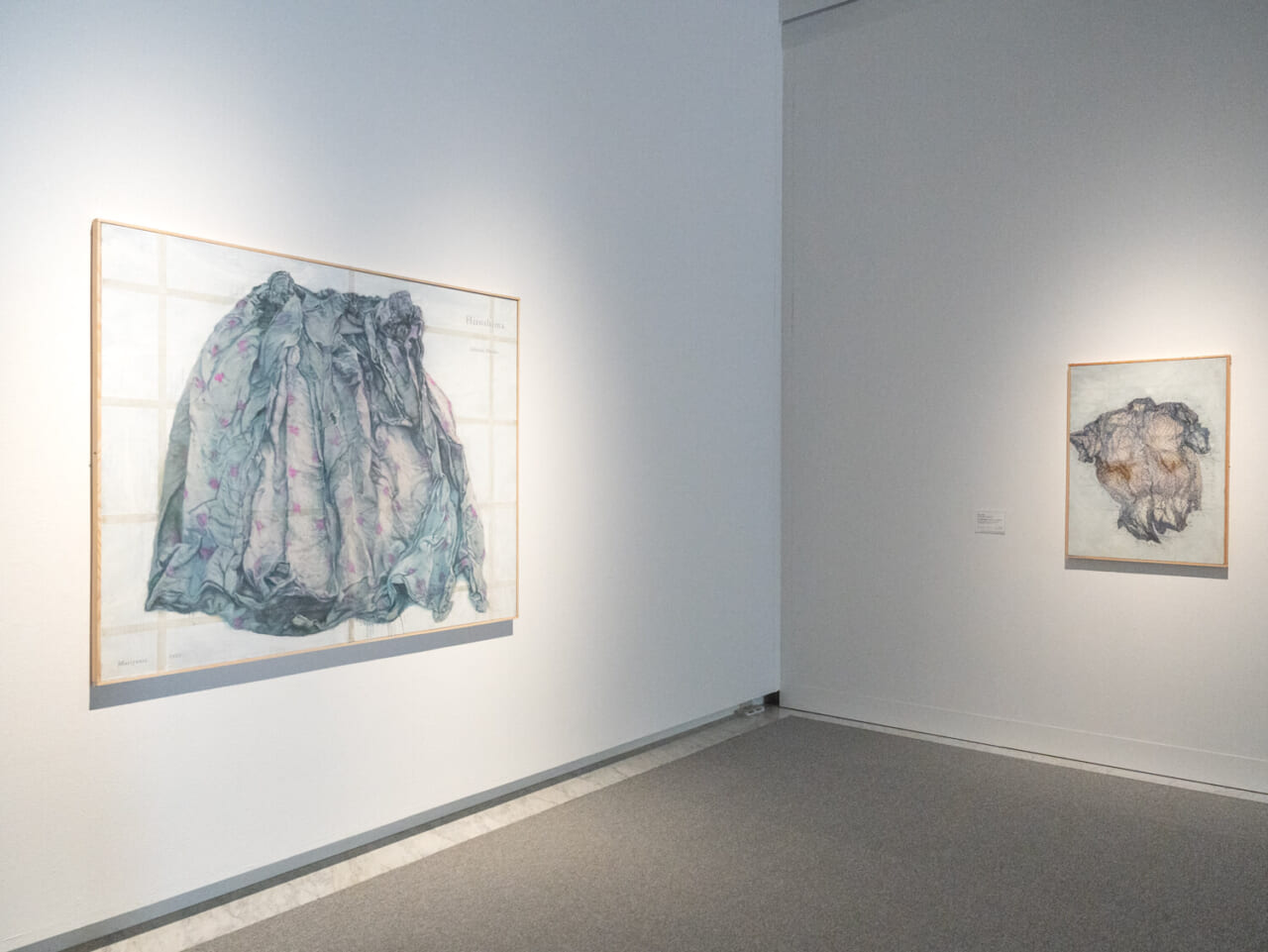 左｜森山安英《窓 50（石内都写真集『ひろしま』による引用）》2017
右｜森山安英《石内都写真集『ひろしま』による模写Ⅲ》2021