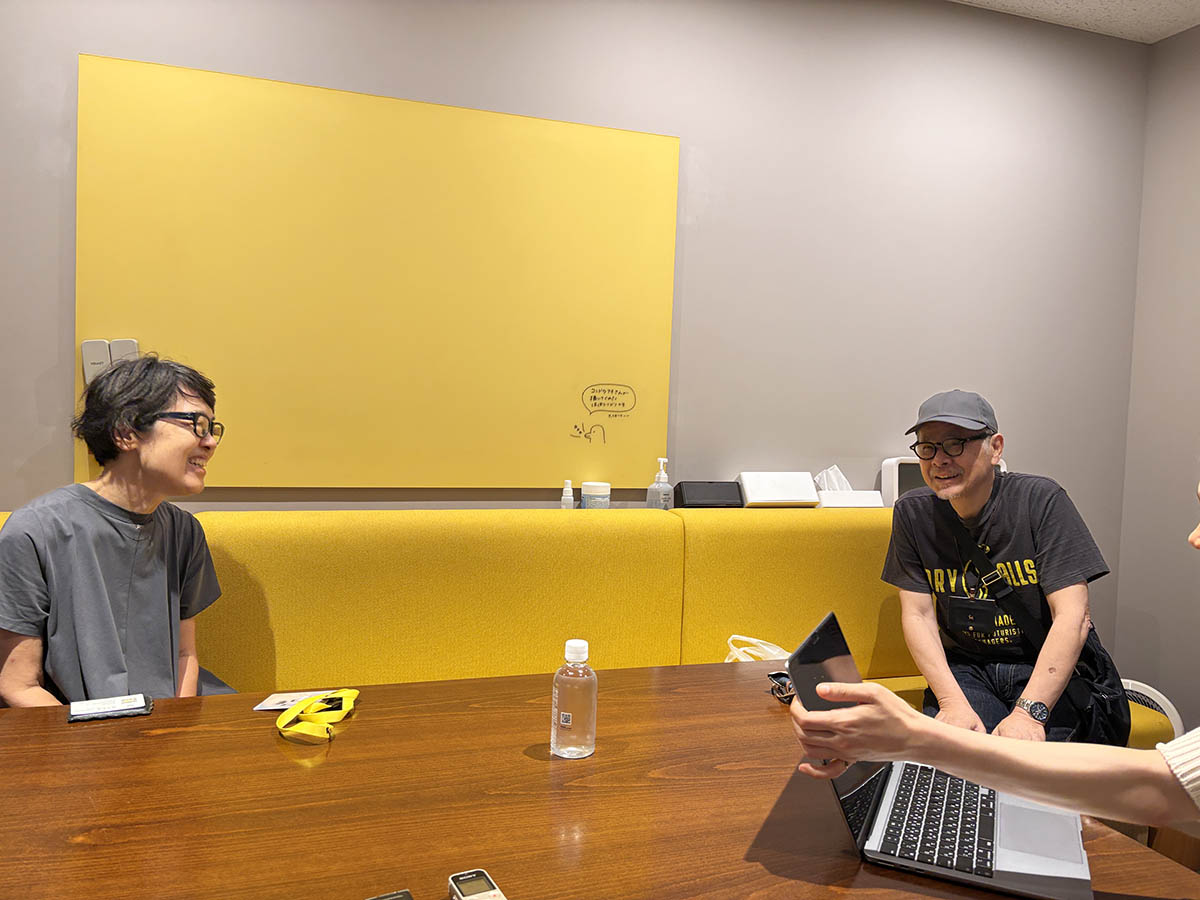 取材中、たまたま通りかかった糸井重里とともに。