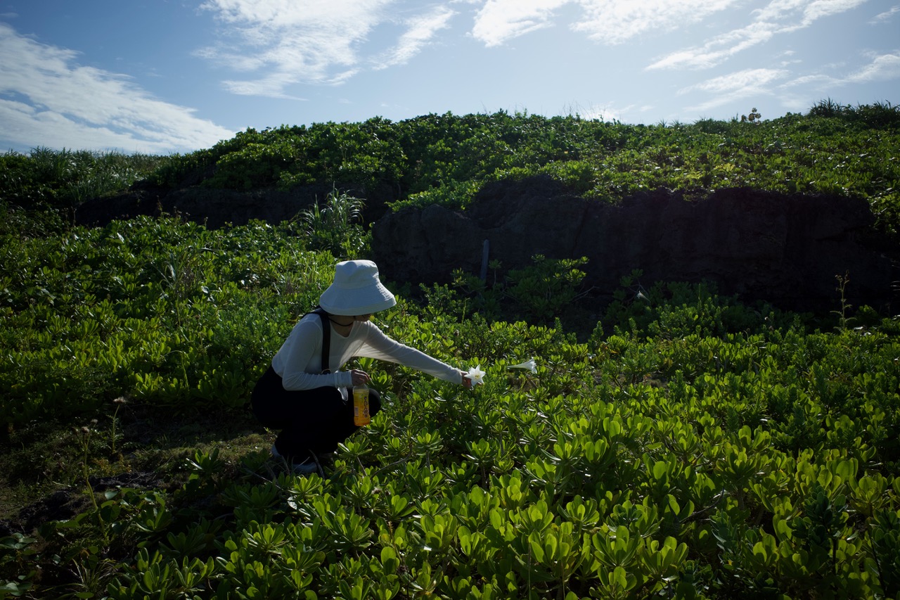 荒崎海岸と金城さん　撮影：今日マチ子