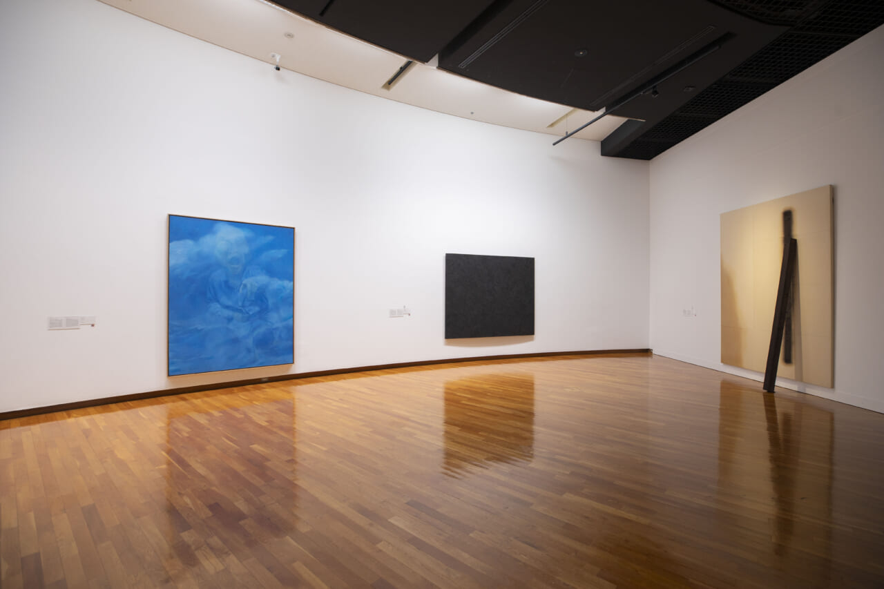 コレクション展 2025-Ⅰ 展示風景 Photo: Madoka
左｜方力鈞《96・NO.1》1996
中央｜朴栖甫《描法 NO.871230》1987
右｜榎倉康二《干渉（sroty）》1995