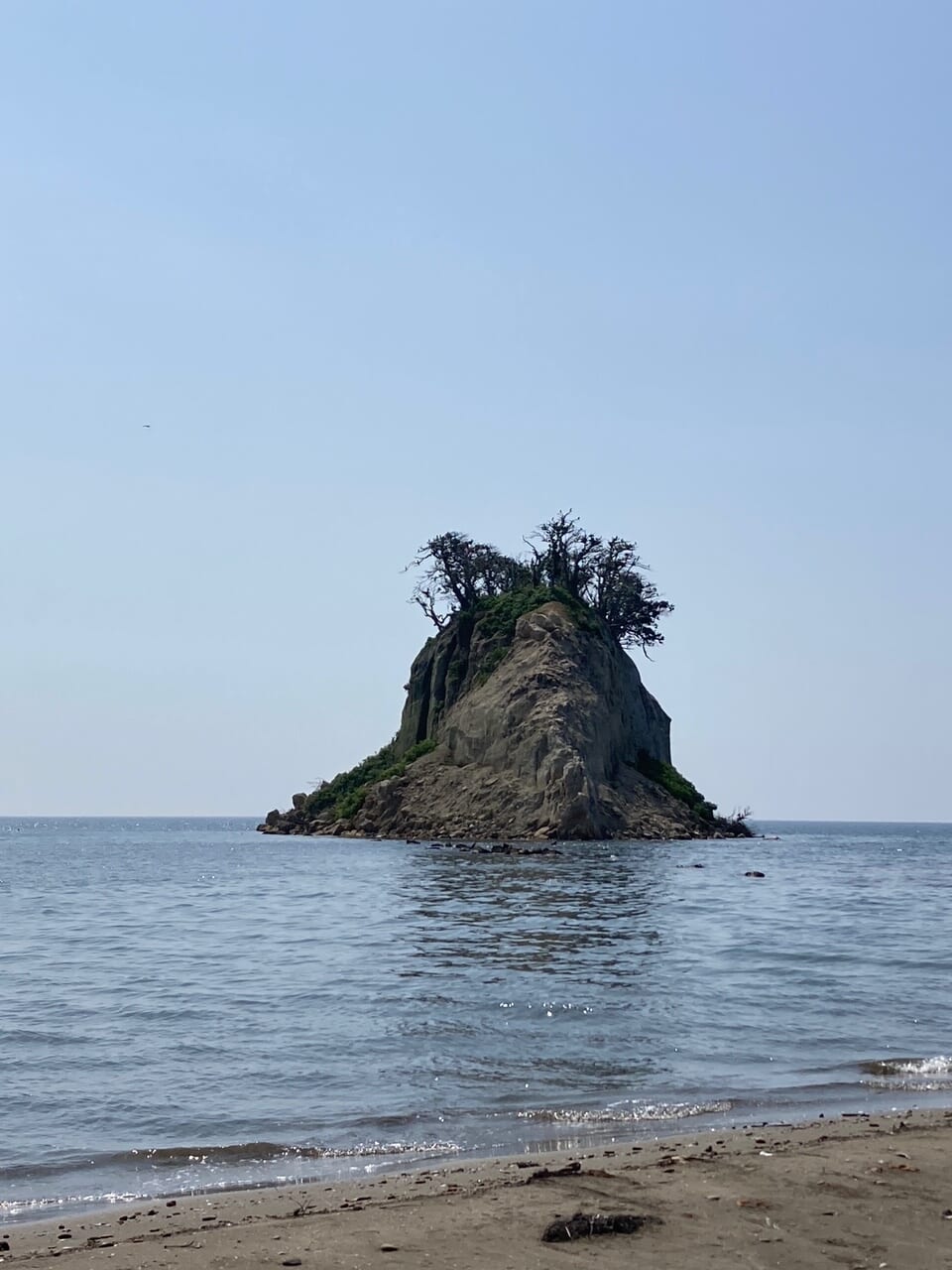 見附島。（2025年６月撮影　写真提供／ひびのこづえ）