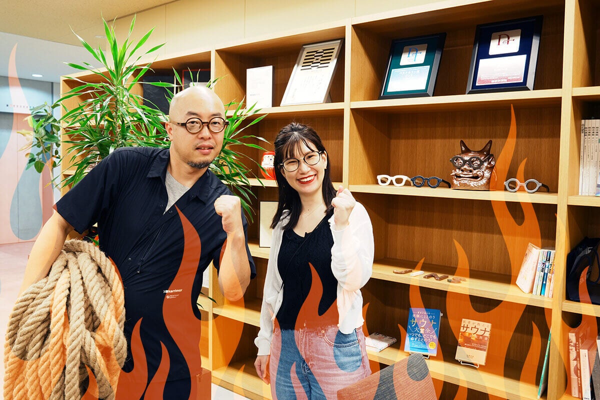 つなを持ってガッツポーズをする北垣内さんと、隣で笑顔でガッツポーズをする山下さん。