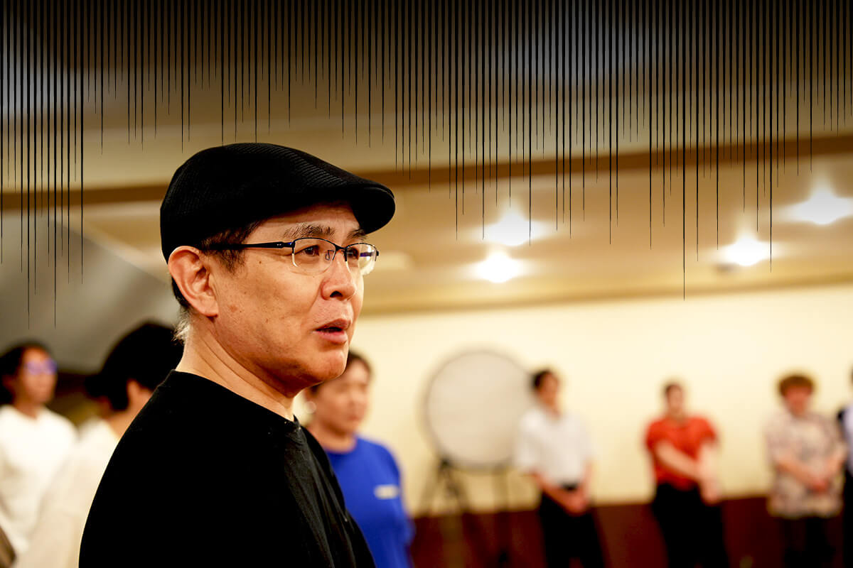 ショックを受けた表情の山下さん。