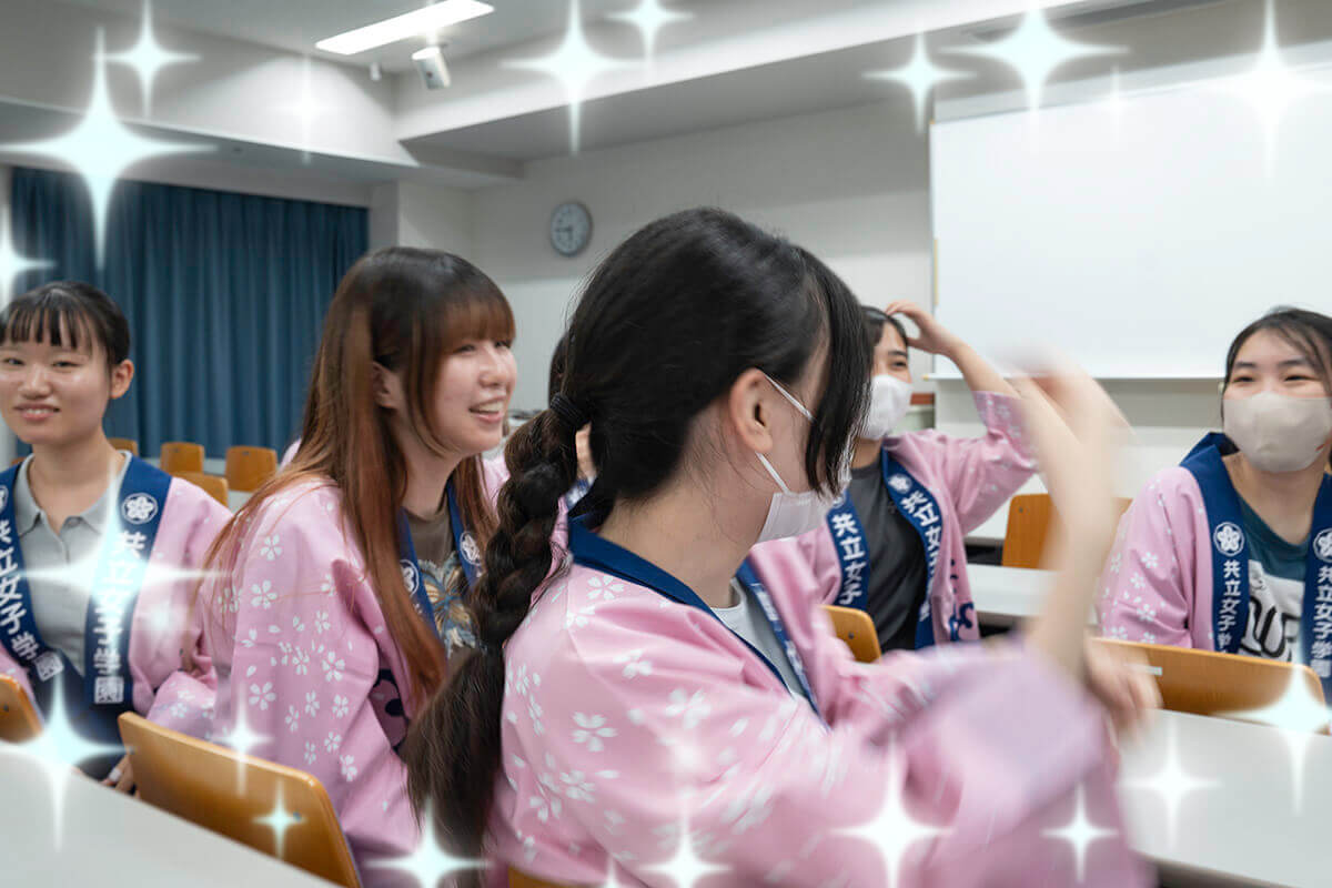 髪に手を当てて、お団子のポーズをするみなさん。