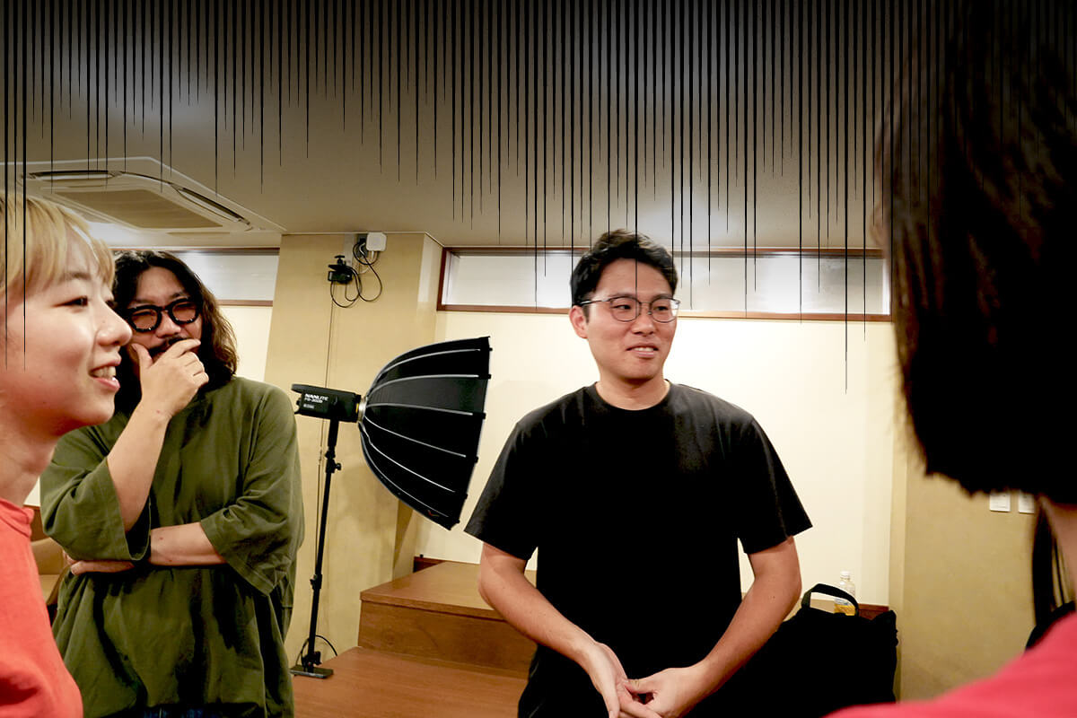 合同練習後に反省会をするヒッパレーズのメンバー。焦った表情です。