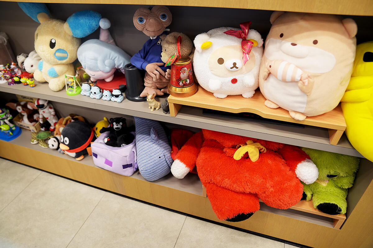 ▲BlueMemeさんのオフィスにいた、たくさんのぬいぐるみ。「誰が持ってきたのかわからなくなった」とのことでした。