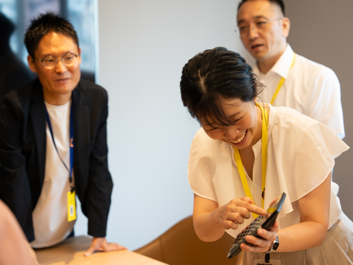 ▲乗組員・和田の電卓をほほえましく眺める、カシオ計算機のみなさん。