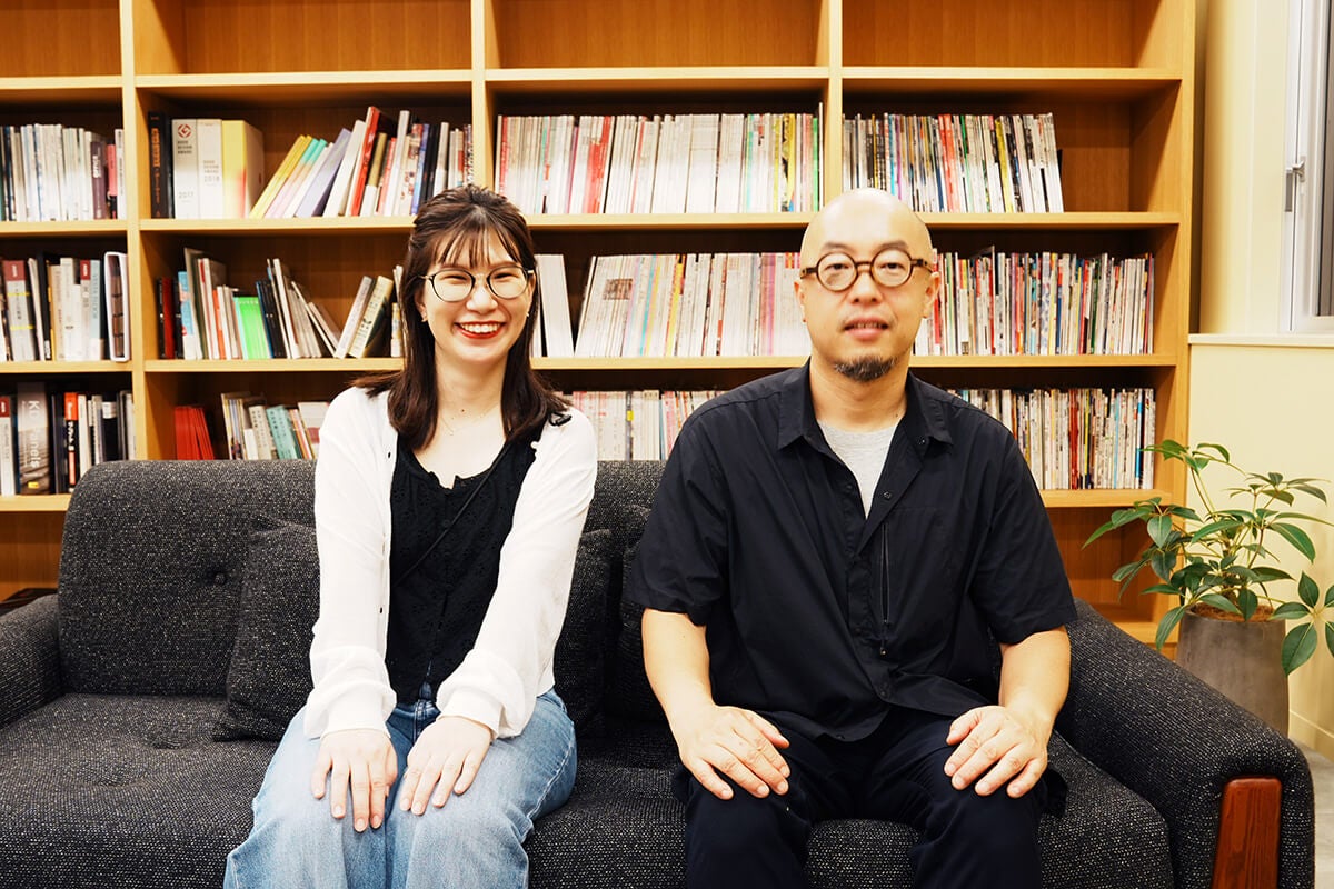 株式会社JINS・山下さん、北垣内さんが並んで座っています。