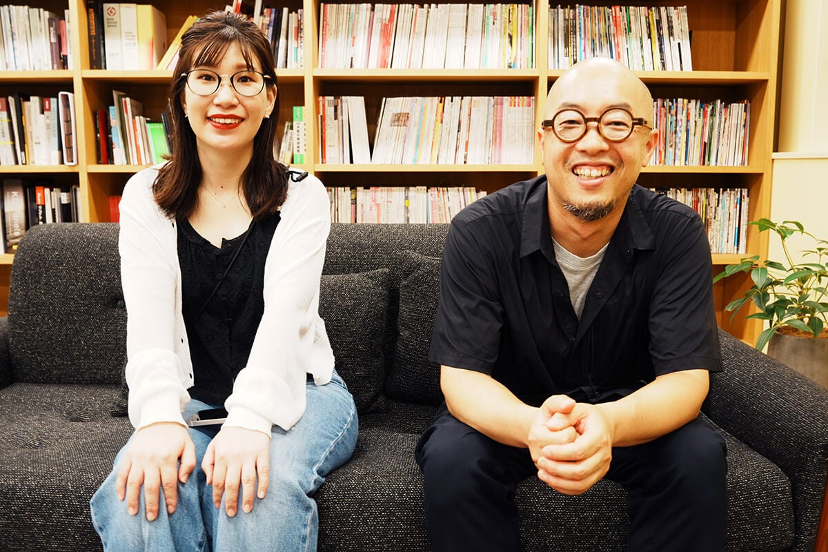 並んで座った山下さん、北垣内さんが笑っています。