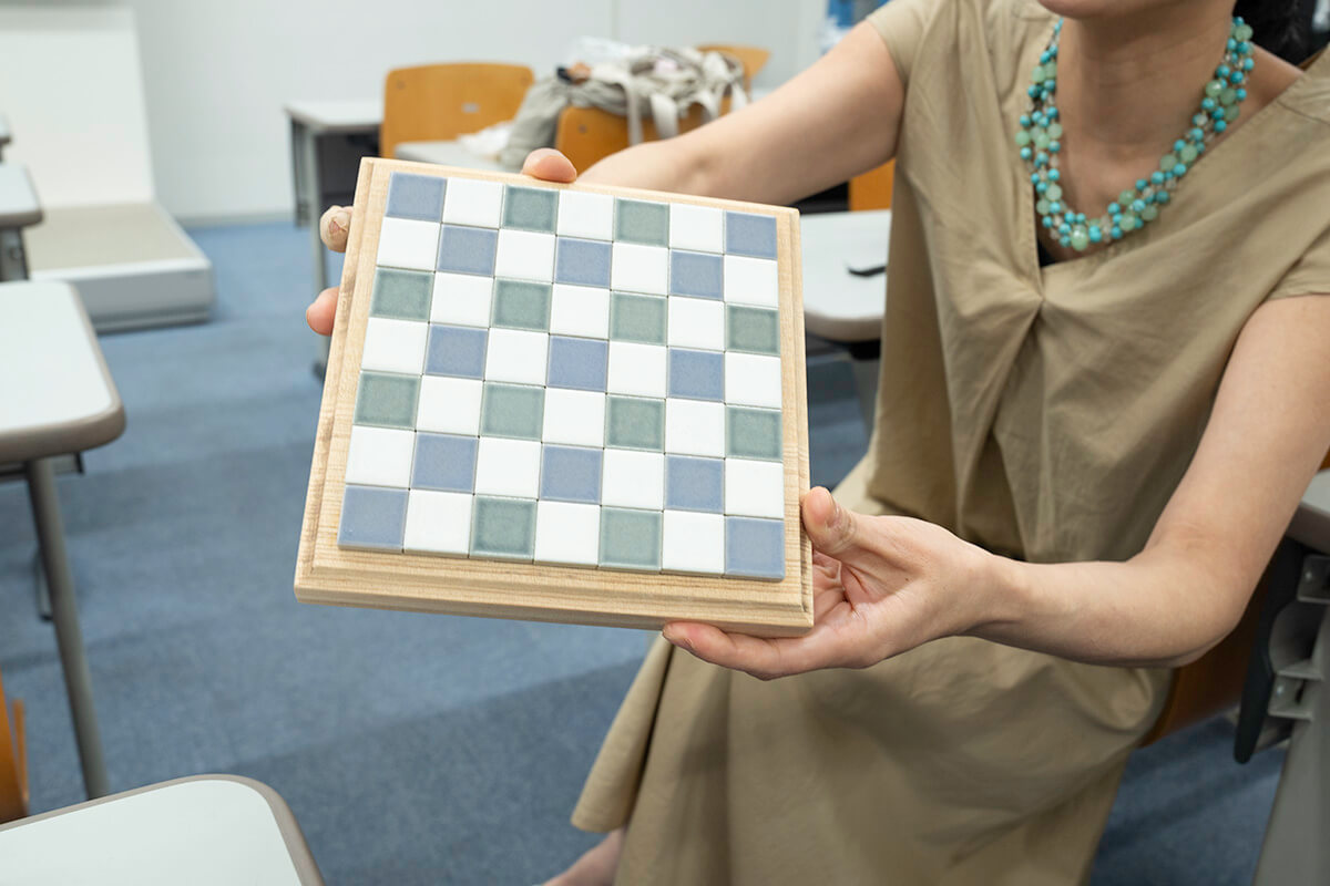 五島列島の奈留島で、学生さん自身が、余った木材を使ってつくったという鍋敷き。交互に並んだ白と青のタイルがきれいです。