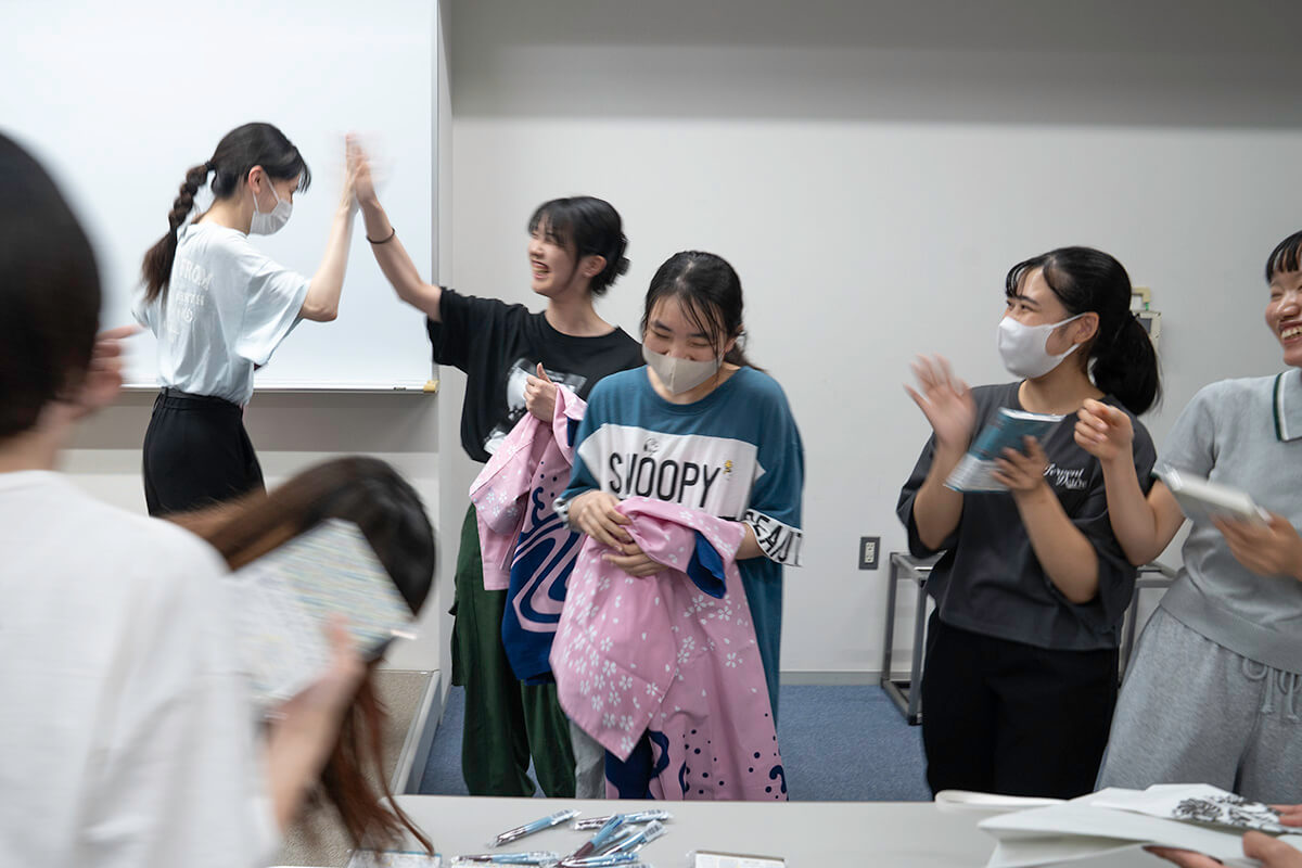 「ほぼ日手帳」をお渡ししたら、ハイタッチをして喜んでくださった、共立女子大学のみなさん。