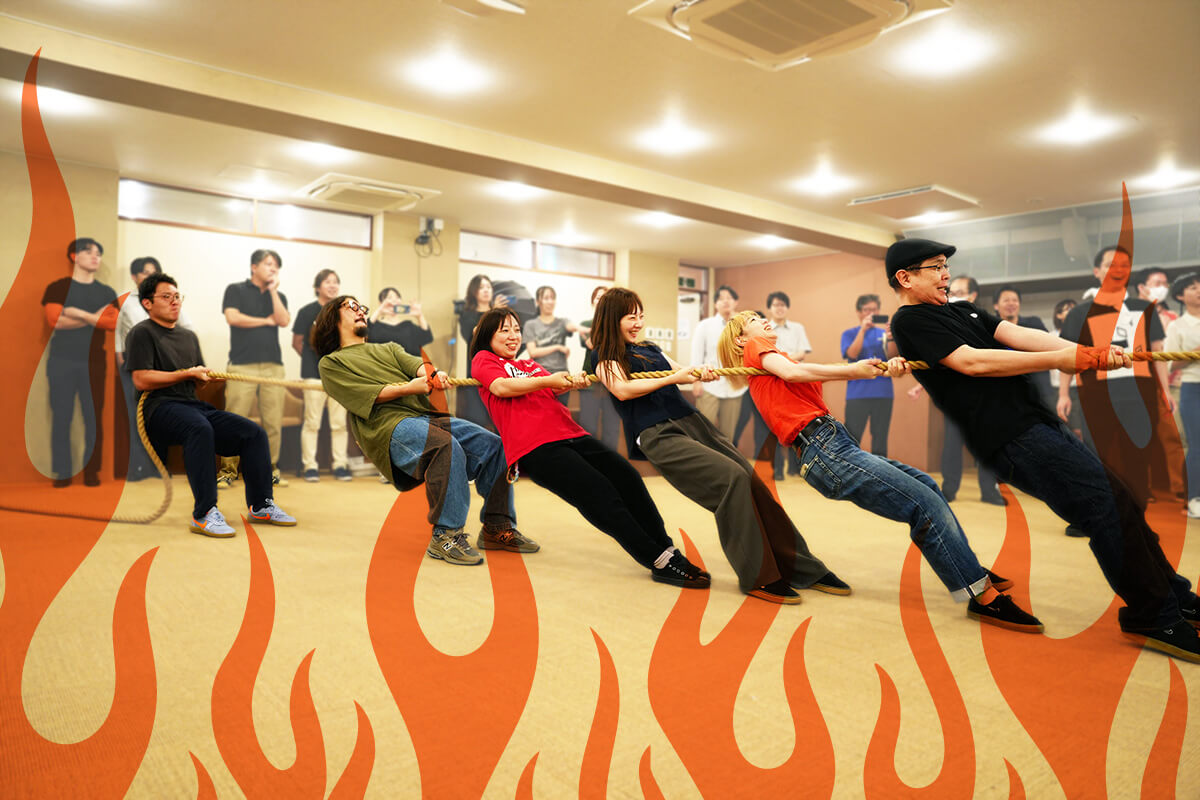 ヒッパレーズのメンバーが合同練習で楽しそうに綱を引いています。