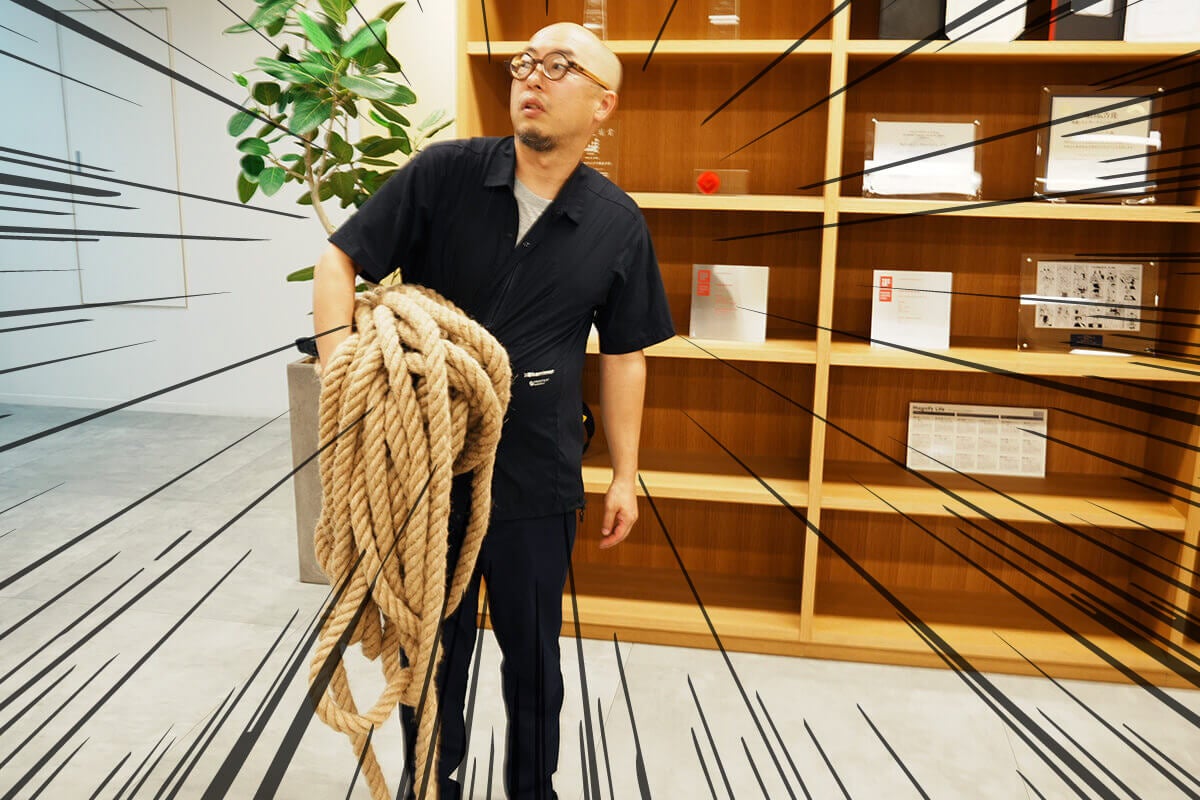 北垣内さんが、会社で購入なさったつなを持っています。なんだか似合っています。