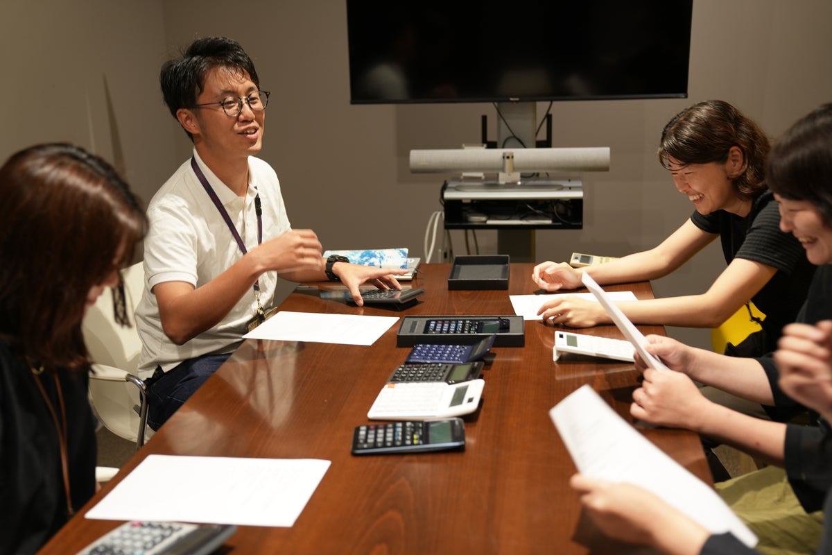 ▲なつかしの授業トークで盛り上がる、電卓ユーザーたち。