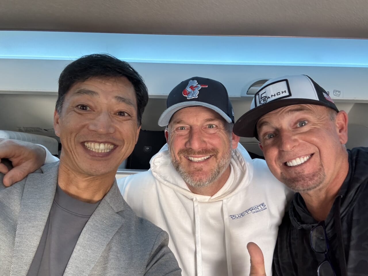 機内での３ショット。往年のMLBファンにはたまらない顔ぶれ。ライアン・デンプスター（真ん中）、ケビン・ミラー（右）。「ソウって３回WS出てるけど、１回負けてるよな？」（デンプスター）、「えっどこに負けたの？」（ミラー、当時レッドソックス）、「お前んとこや！」（田口）。