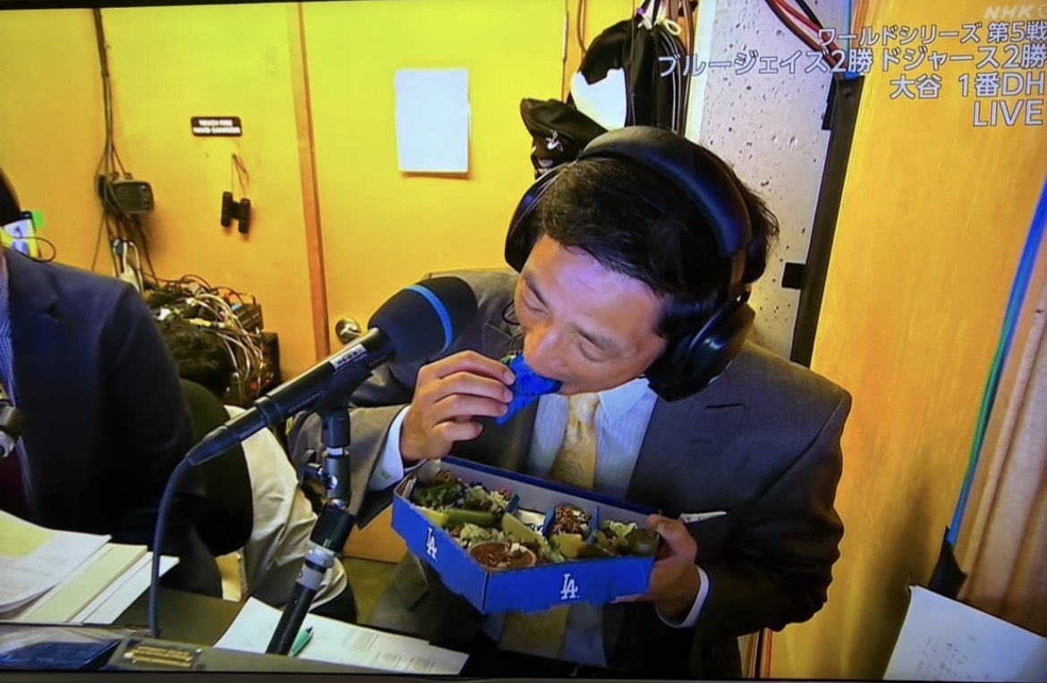 ▲日本中の野球ファンが見守るなか、球場メシなどをもりもり食べる田口さん。こうして見ると、食べるフォームが安定してますね。