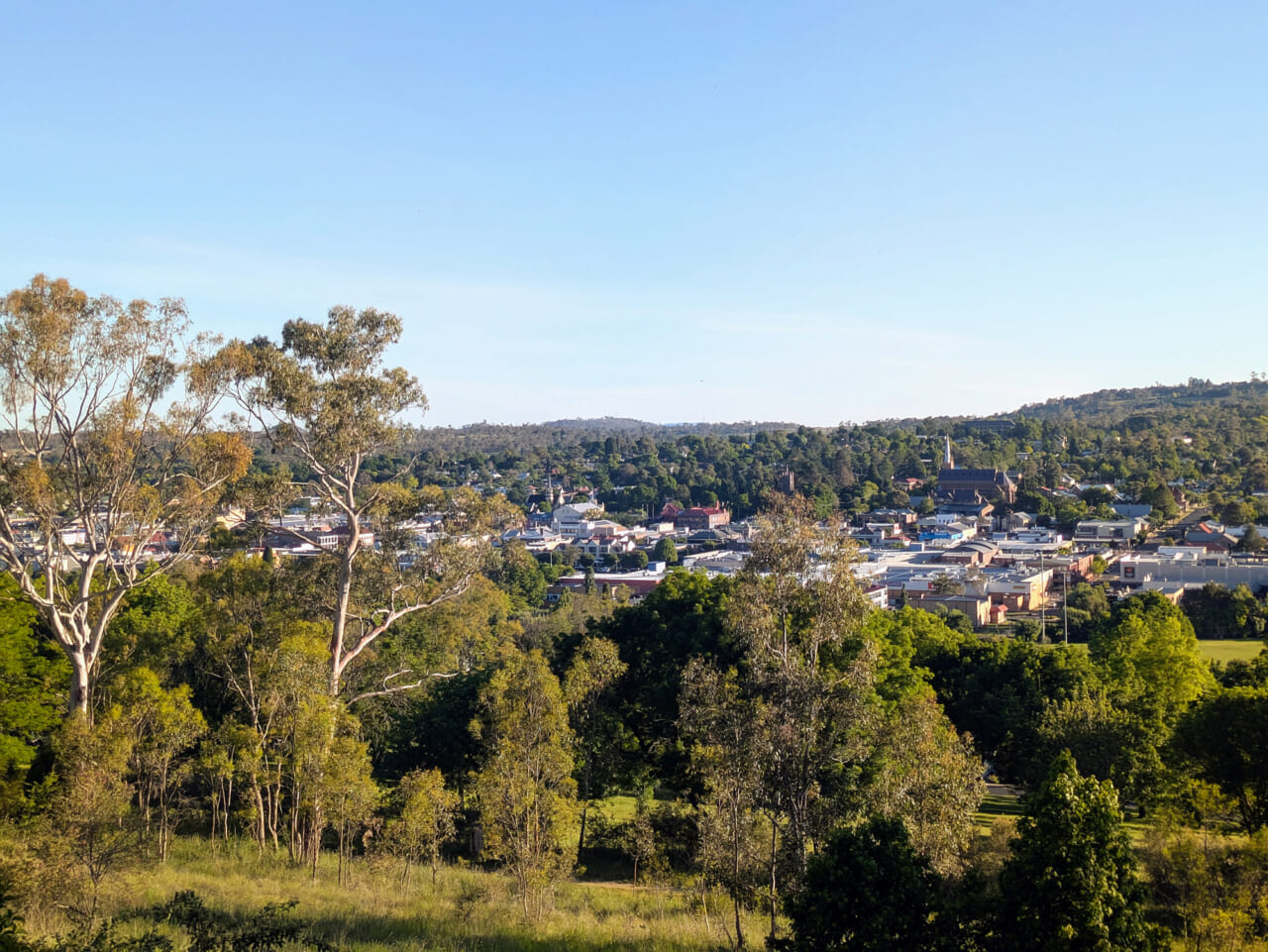 ▲A view of my town. It’s Spring now, my favourite season. On evenings like these, I enjoy writing in my techo outside a cafe in town.（私の住む町の景色です。いまは春、私がいちばん好きな季節。こういう日の夕方は、カフェの外で手帳を書くのがお気に入りです）
