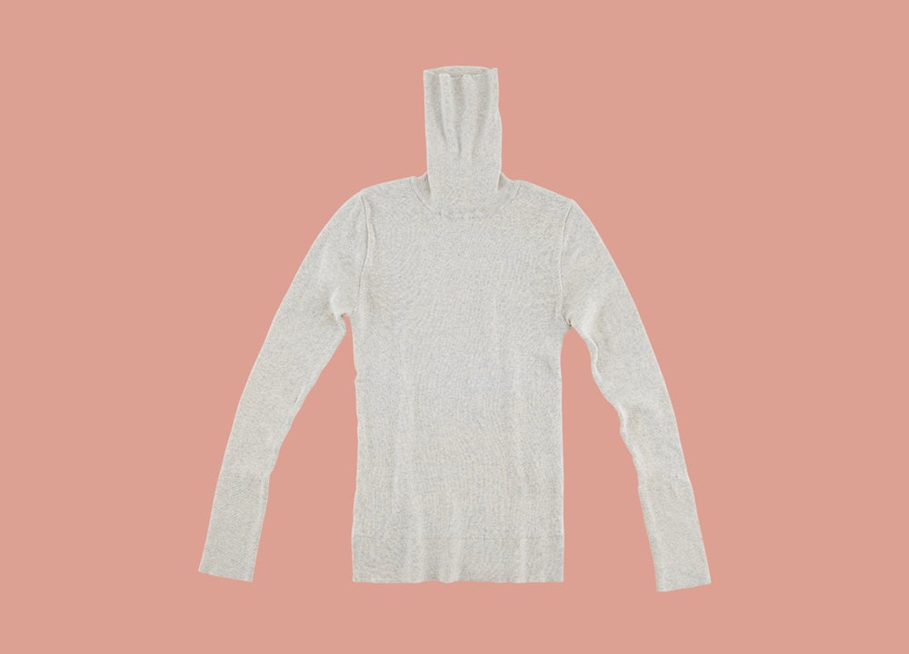 ▲コットンのタートルニットは、からだのラインをきれいに見せるとびっきりのインナー。