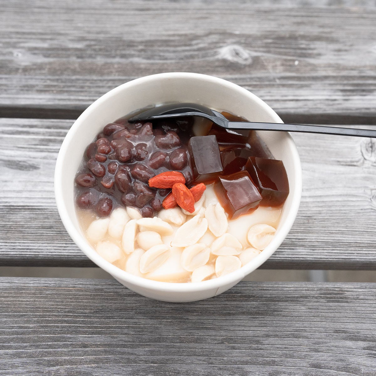 豆花は、ミニの看板メニューのひとつです。
やさしい甘さの小豆ときび糖のシロップ、
茹でた落花生の食感がたのしいメニューです。
限定メニューのため、詳細はInstagramリンクをご確認ください。