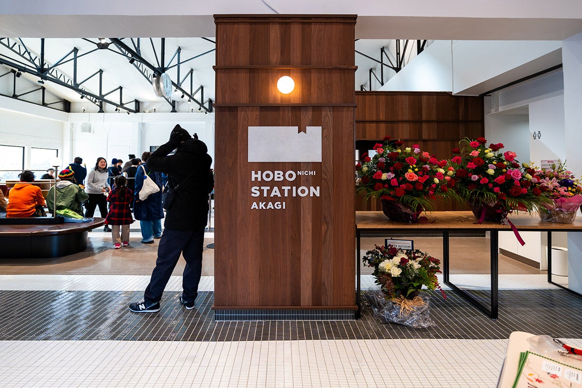 入り口正面からの風景。奥はたくさんのお客さんで賑わっている