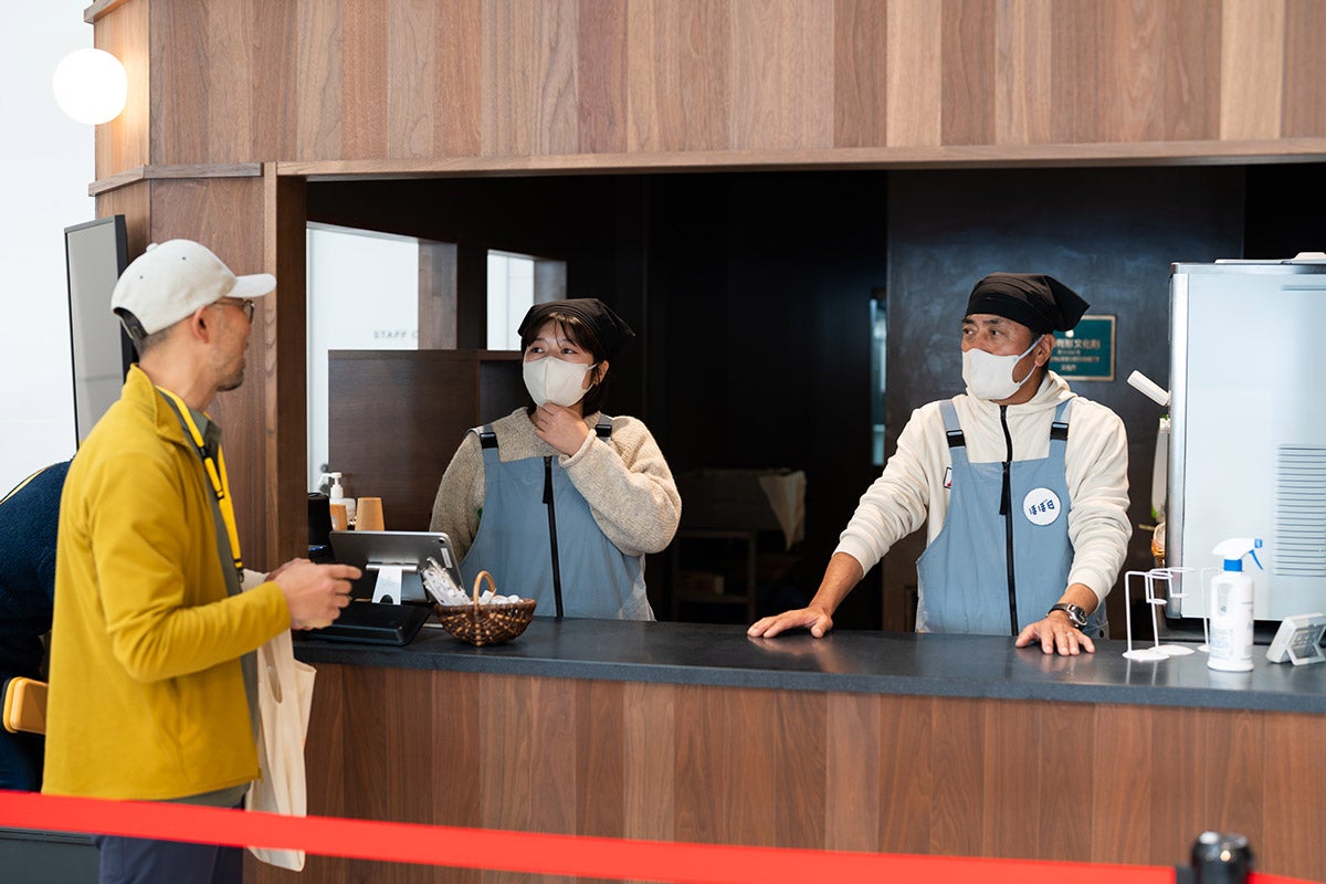 改札内でお客さんと話している