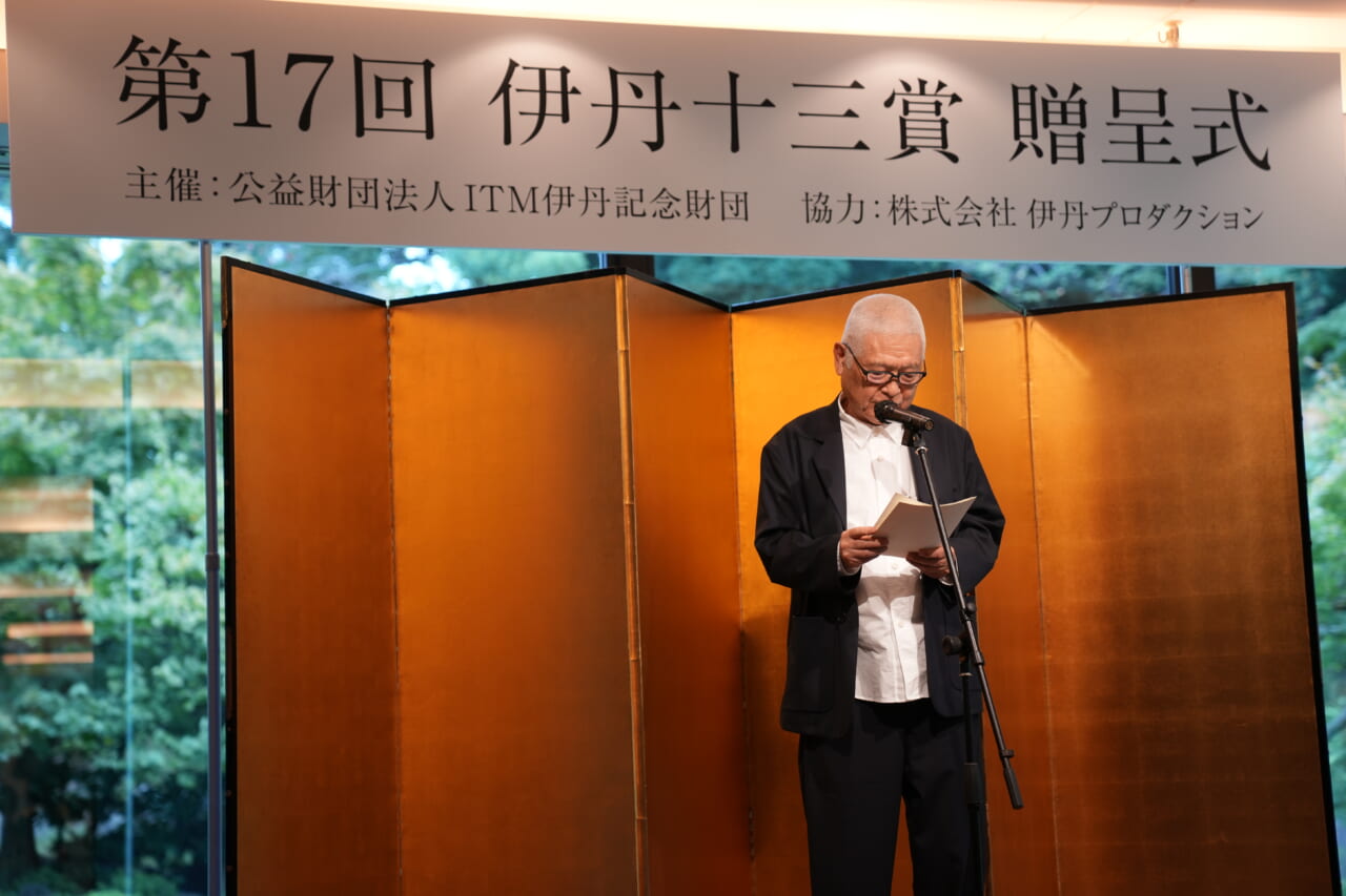 南伸坊さんが壇上で話し続けています。