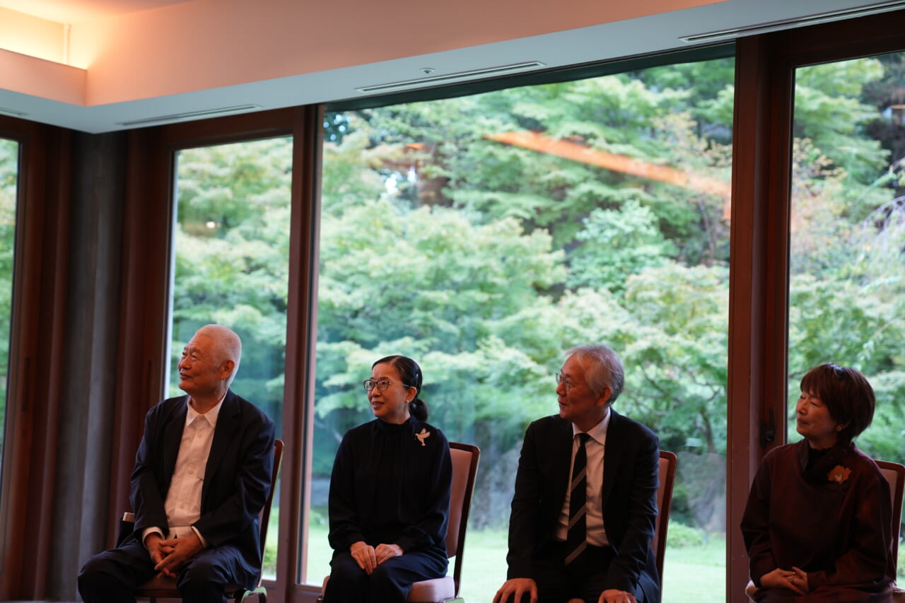 選考委員の南伸坊さん、酒井順子さん、周防正行さん、そして宮本信子さんが並んで椅子に座り、山田五郎さんのスピーチを聞いてにこにこしています。