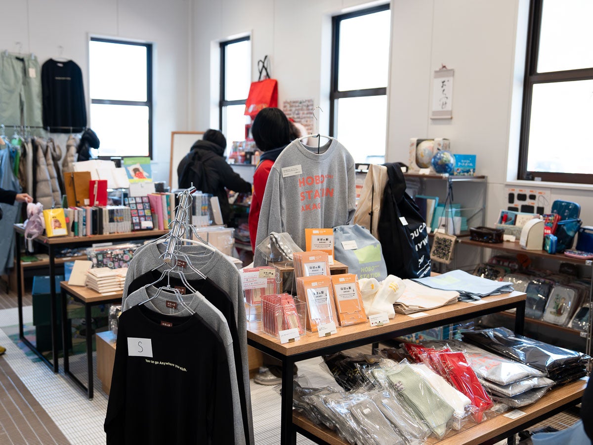 オリジナルグッズで賑わうショップ
