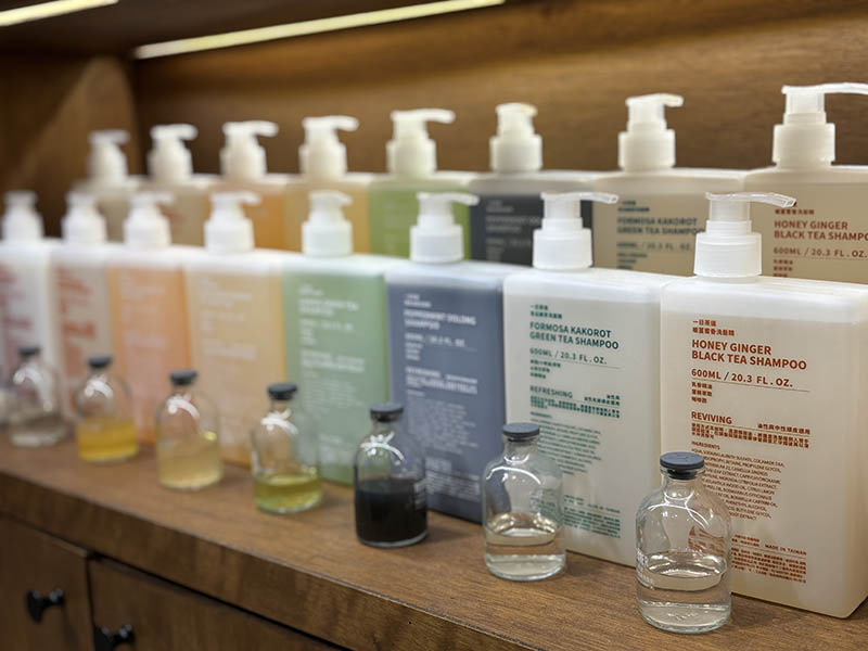 観光客も好きそうだし、実用的な商品なのにパッケージがオシャレで洋風だし、香りも良し。ご興味ある方は是非行ってみてください。「TEALRY 一日茶道」