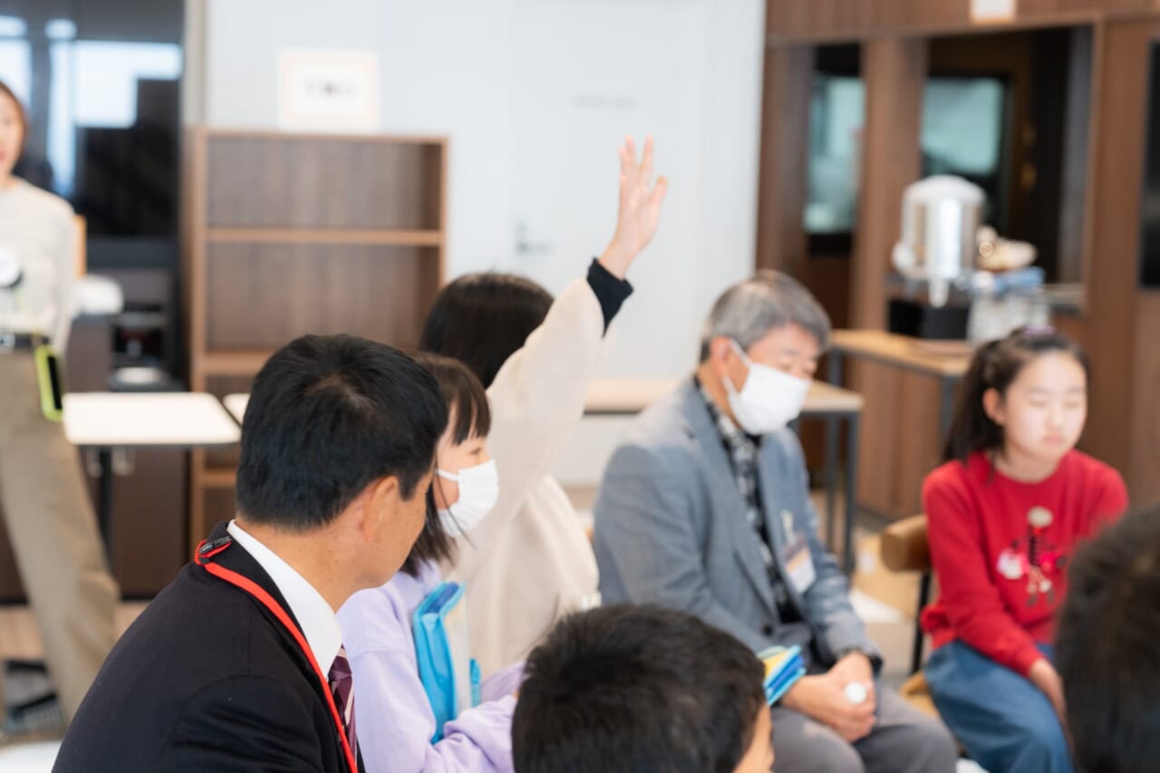 白川小学校のAさんが手を挙げている。