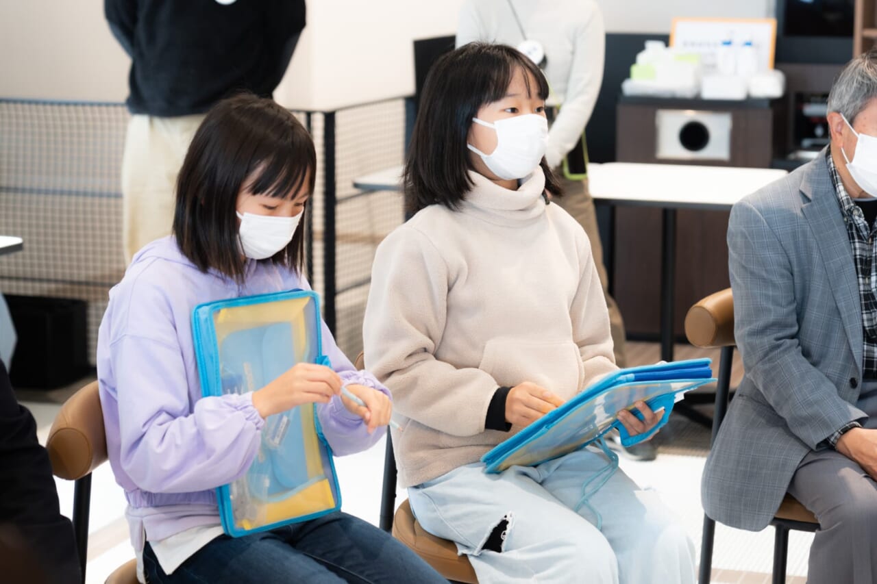 Yさんが真剣な表情で糸井の話を聞いている。