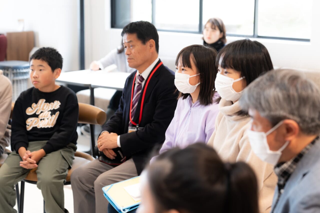 Yさんがまっすぐに糸井のほうを向いて話を聞いている。