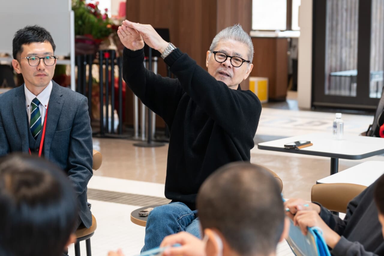 糸井が白川小のみなさんに向かって話している。