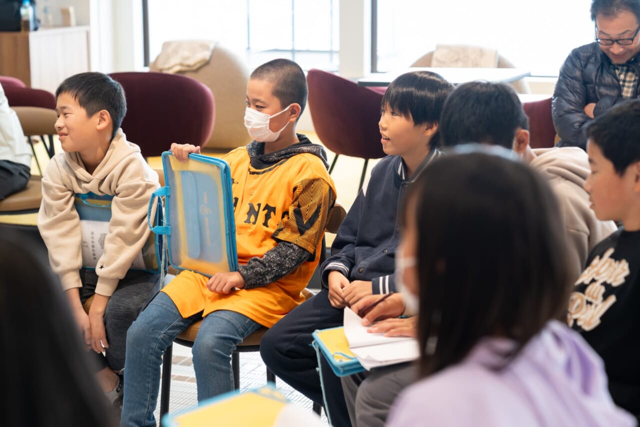 質問したYさんをはじめ、白川小学校の生徒さんたちが糸井の話を聞いている。