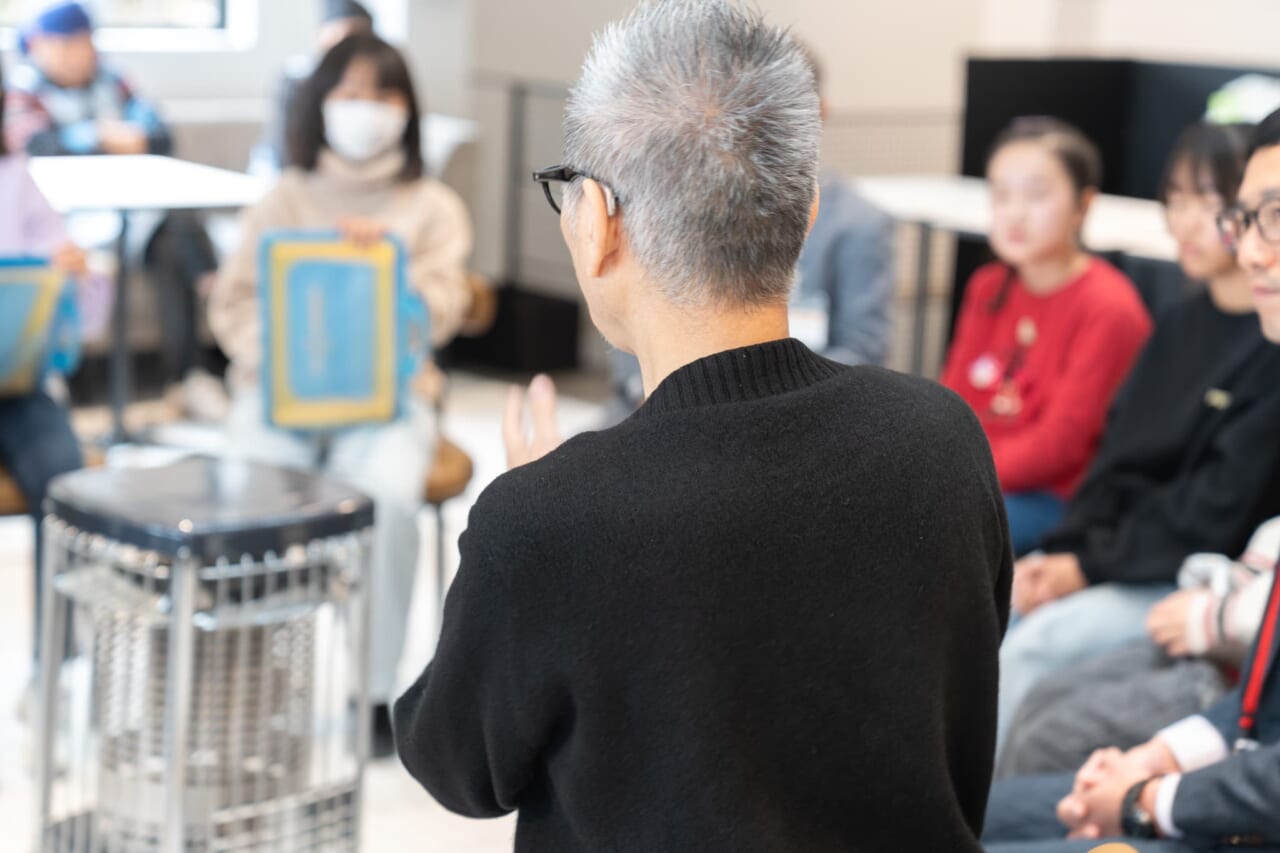 糸井が白川小学校のみなさんに話している後ろ姿。