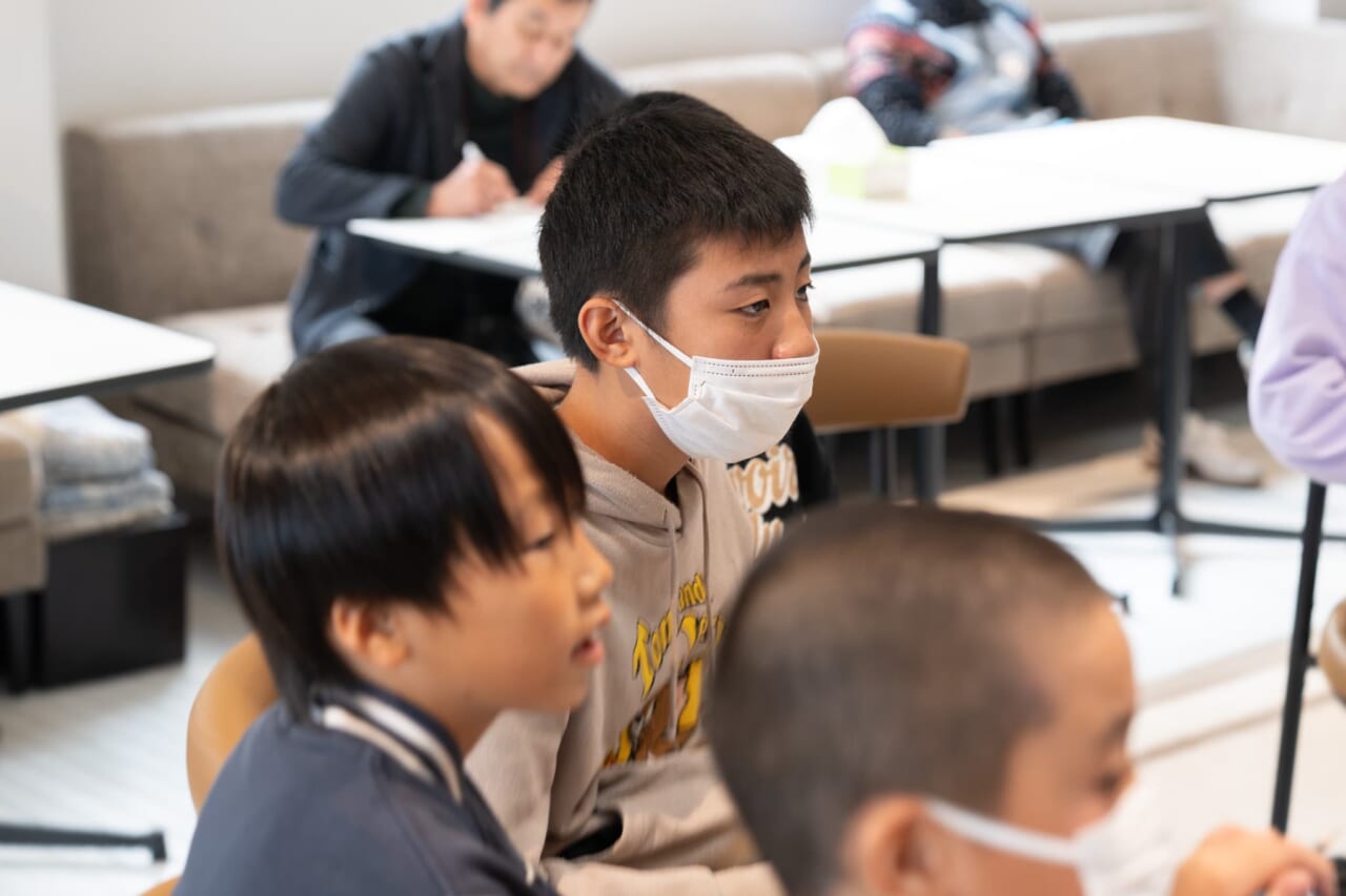 白川小学校のみなさんが糸井の話を聞いたりメモをとったりしている。