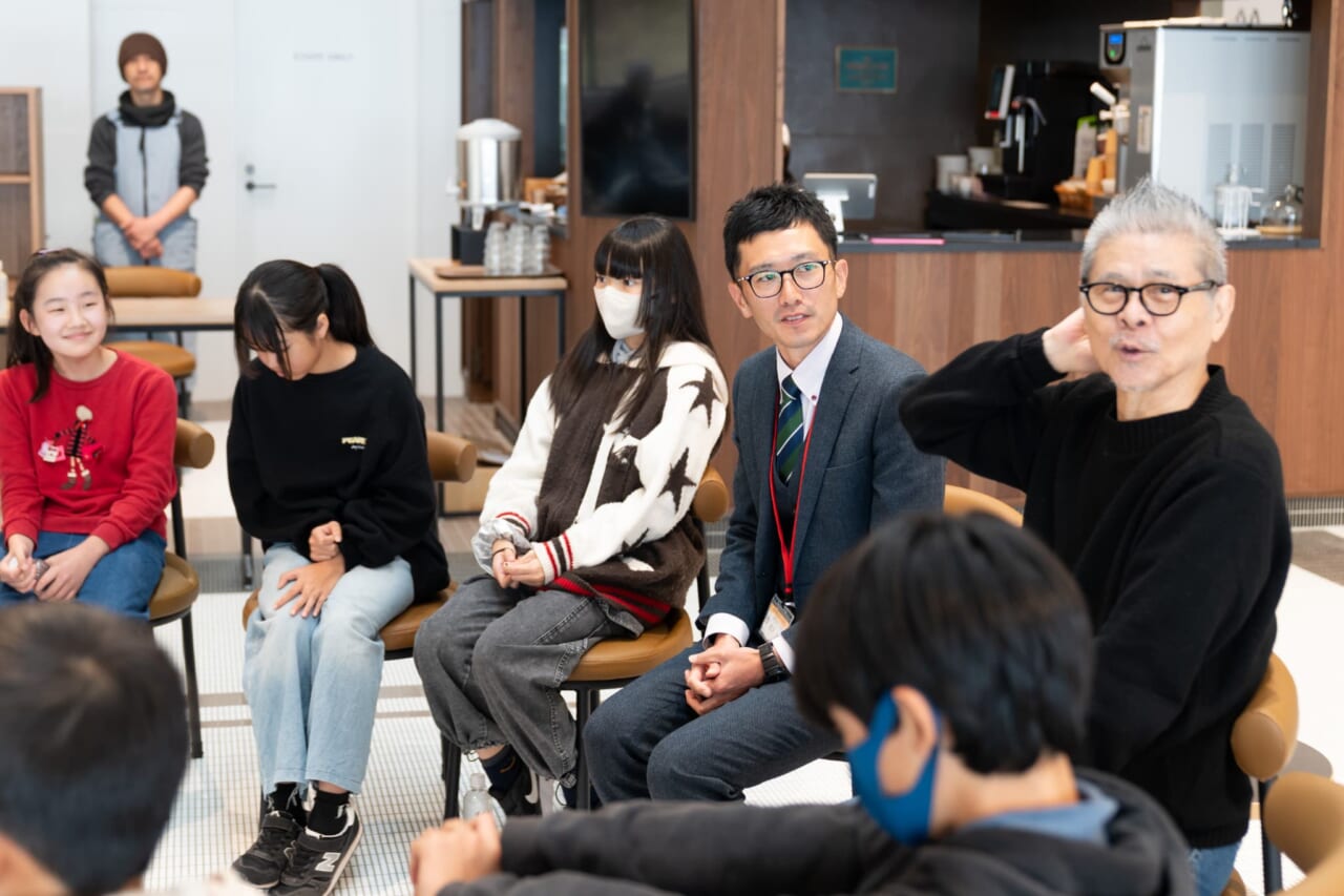 白川小学校のみなさんと糸井が笑っている。