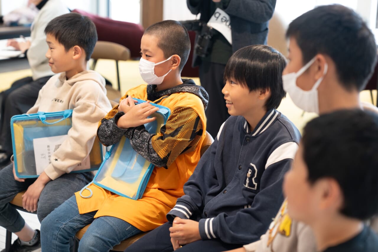 白川小学校のみなさんが糸井の話を笑顔で聞いている。