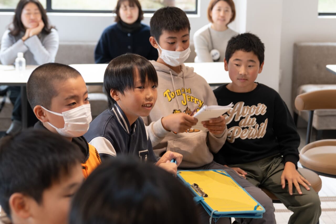 白川小学校のみなさんが糸井の話を聞いている。