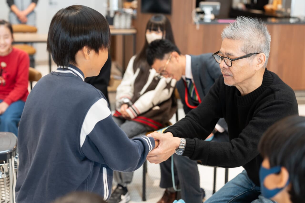 質問したEさんと糸井が握手している。