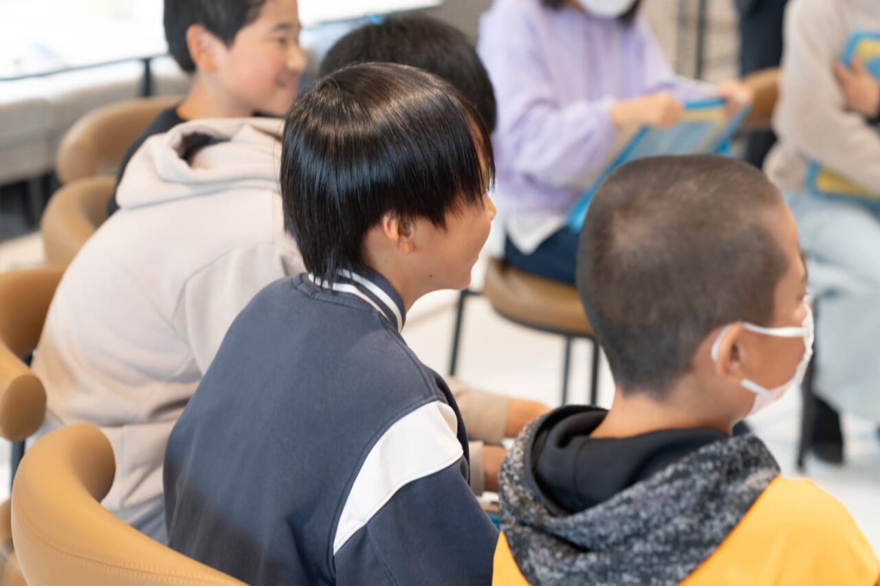 質問したEさんが糸井の話を笑顔で聞いている。