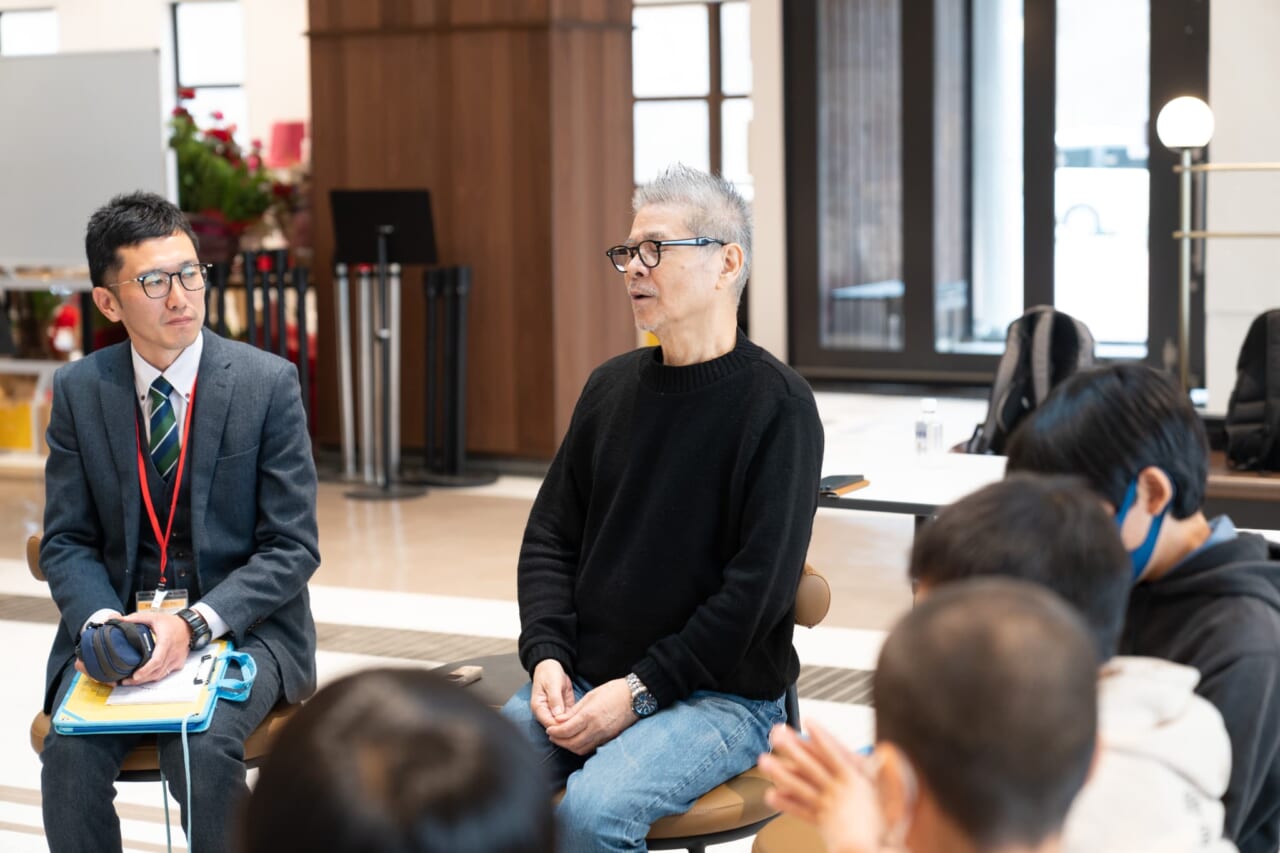 糸井が話しているのを隣で先生が真剣に聞いている。