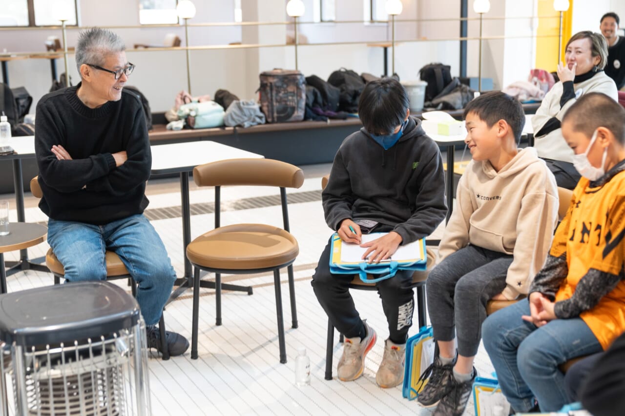 糸井とHさんが笑い合っている。